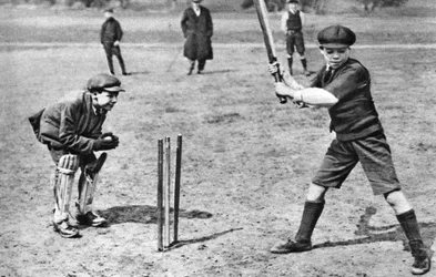 Jungen spielen Cricket in Parliament Hill Fields, London, 1926-1927
