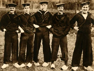 Britische Matrosen tragen holländische Holzschuhe, Erster Weltkrieg, 1914-1918, 1933
