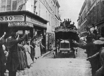Britische Truppen werden bei ihrer Ankunft mit dem Motorwagen in einer französischen Stadt begrüßt, 1915