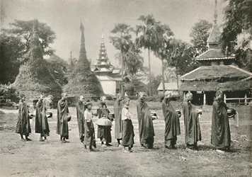 Burmesische Phoongyies sammeln Almosen, 1900
