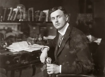 C S Rolls an seinem Schreibtisch, ca. 1902