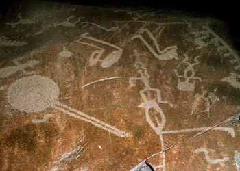 Gravierte Petroglyphen Menschen, Hirsche, Elche, Vögel, Stiefel und Kreise, 4.-3. Jahrtausend v. Chr.