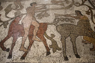 Zentrales Schiffs-Mosaik auf dem Boden des Otranto-Duomo: Reiter, Otranto, Italien
