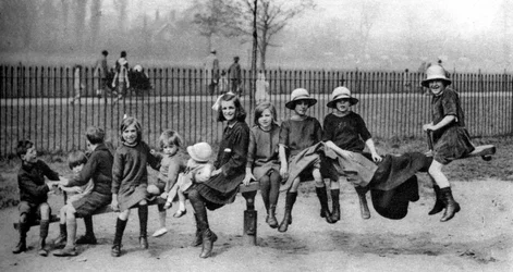 Kinder in einem Park, London, 1926-1927