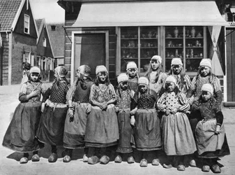 Kinder in Nationaltracht, Marken, Niederlande, um 1934
