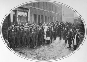 Kinder warten auf kostenlose Mahlzeiten, London, um 1900-1901
