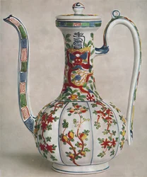 Chinesische Porzellankanne mit Fünffarbendekoration. Periode von Wan Li, 1573-1619, 1928