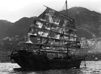 Chinesisches Boot in einem Hafen, 20. Jahrhundert
