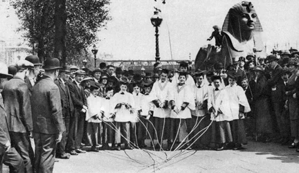 Chorknaben von St. Clement Danes schlagen die Grenzmarkierungen mit langen Stäben, London, 1926-1927