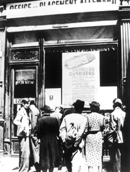 Bürger von Paris vor einem deutschen Arbeitsvermittlungsbüro, 1940-1944
