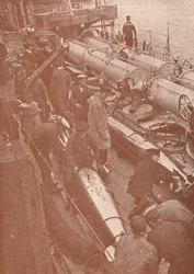 Reinigen und Einstellen von Torpedos, ca. 1917-1919