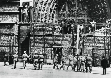 Räumung des Sandsackschutzes von der Fassade von Notre Dame, deutsch besetztes Paris, 1940