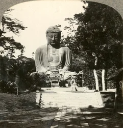 Kolossale Buddha-Statue, verehrt von den Japanern, in einem Waldtempel, Kamakura, Japan, ca. 1900