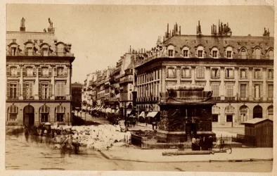 Kommune von Paris (1871) gesehen vom Place Vendôme mit der zerstörten Säule. Fotografie.