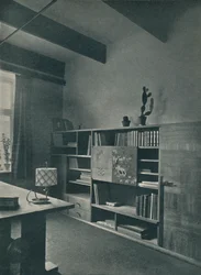 Ecke einer Bibliothek, entworfen von Hans Hartl