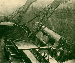 Kräne bei der Arbeit nach einem Unfall, 1930