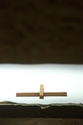 Kreuz auf einem Altar. Taizé-Gemeinschaft, Taizé, Frankreich