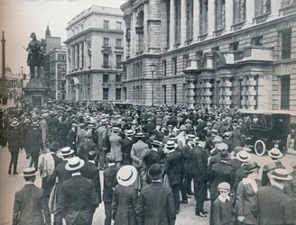 Menschenmenge vor dem Kriegsministerium am Morgen vor der Kriegserklärung, 1914