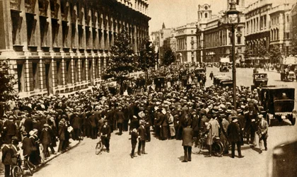 Menschenmengen warten vor der Downing Street in London auf Nachrichten über...Krieg, Juli 1914, 1933