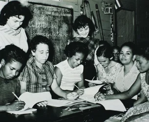 Kubarevolution: Frauen, die an den Bildungsprogrammen teilnehmen, die von Fidel Castros Alphabetisierungskampagne auf dem Land in den frühen 1960er Jahren eingerichtet wurden (s/w Foto)