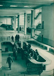 Zollbeamte untersuchen das Gepäck der Passagiere am Flughafen Le Bourget, Paris, 1937