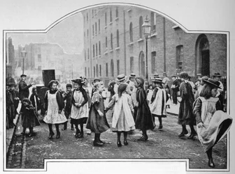 Tanzen zu einer Straßenorgel, London, um 1901