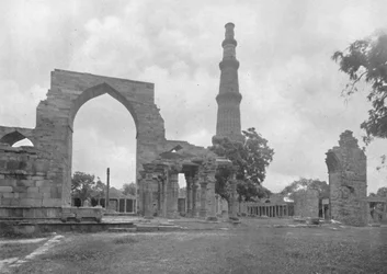 Delhi. - Gesamtansicht der Kutub-Moschee und Ruinen, ca. 1910
