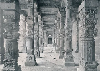 Delhi. Korridor der Hindu-Säulen in der Kutub-Moschee