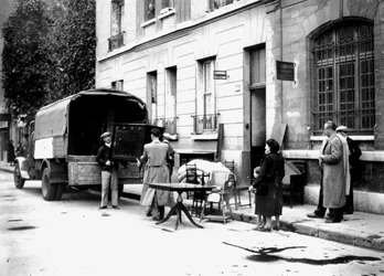 Lieferung von Möbeln, die von Juden beschlagnahmt wurden, an Opfer der RAF-Bombardierung, Paris, April 1942