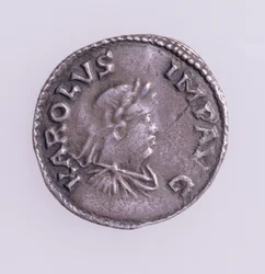 Denier von Karl dem Großen (742-814) Vorderseite zeigt ein Porträt von Karl dem Großen, Quentovic-Münze 768-814