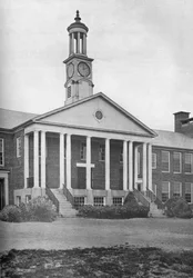 Detail des Eingangsfronts, Bird School Elementary und Junior High, Walpole, Massachusetts