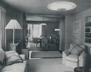 Ess- und Wohnzimmer, nur durch schwere Vorhänge in einem attraktiven modernen Gewebe getrennt, 1942