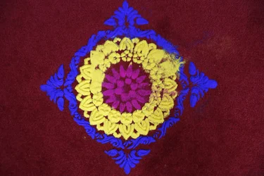 Diwali Rangoli im Shirdi Sai Baba Tempel, Leicester. Vereinigtes Königreich