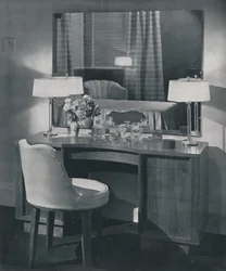 Frisiertisch aus amerikanischem Nussbaum mit passendem Drehstuhl, 1942