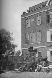 Ostfront mit Terrasse und Gartentor, Haus von Mrs. WK Vanderbilt, New York City, 1924