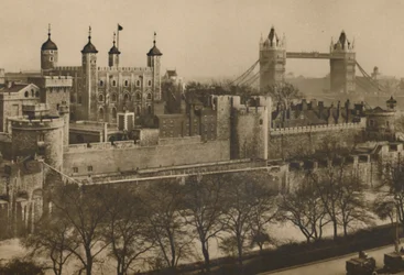 Befestigte Wälle des Tower of London, gesehen von den hohen Lagerhäusern von Tower Hill