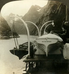 Auf dem Weg zum Nordkap entlang der steilen Klippen des Lyngenfjords, Norwegen, um 1905