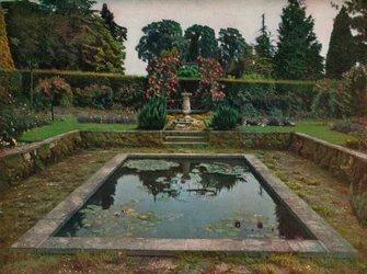 Eingeschlossener Garten und Seerosenteich im Gatton Park, Surrey, 1914