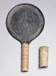 Etruskischer Elfenbeingriffspiegel mit gravierter Dekoration, die Odysseus zeigt, der Circe bedroht; Elfenbeingorgoneiongriff, 4. Jahrhundert v. Chr.