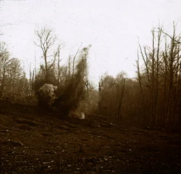Explosion einer von einem Panzer abgefeuerten Granate, um 1914-1918