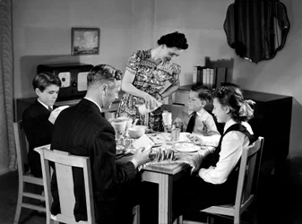 Familie beim Frühstück, um 1948