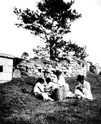 Familie genießt ein Picknick, Korea, 1900