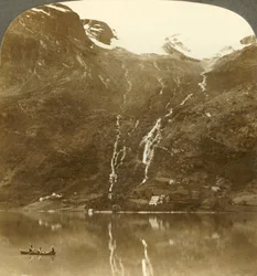 Bauernhäuser von Yri am Fuße des Berges - Yri fällt auf den Gletscher, Norwegen, um 1905