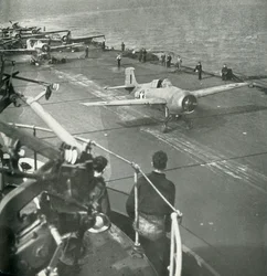 Kampfflugzeuge an Bord eines Flugzeugträgers, Zweiter Weltkrieg, um 1943