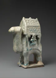 Figur in Form eines Kamels mit Sänfte und zwei Reitern
