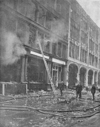 Feuerwehrmänner bekämpfen Stadtbrand, 1940