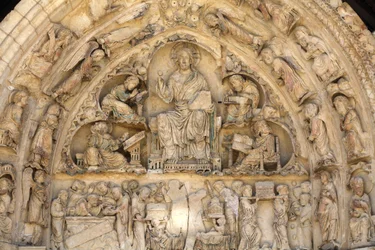 Abteibasilika Fleury, Nordtor Tympanon: Christus in Herrlichkeit, umgeben von Evangelisten, Saint Benoit sur Loire, Frankreich