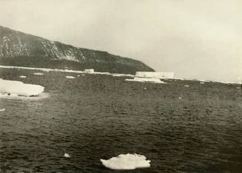 Schwimmendes Eis vor Cape Adare, c1908