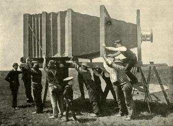Fokussierung der gigantischen Kamera für die Arbeit, 1901