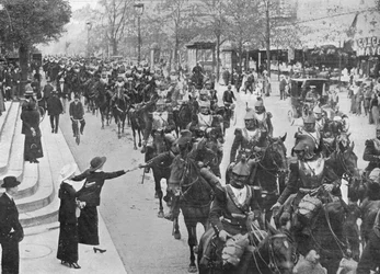 Französische Kürassiere reiten durch die Straßen von Paris auf dem Weg zur Front, 1914